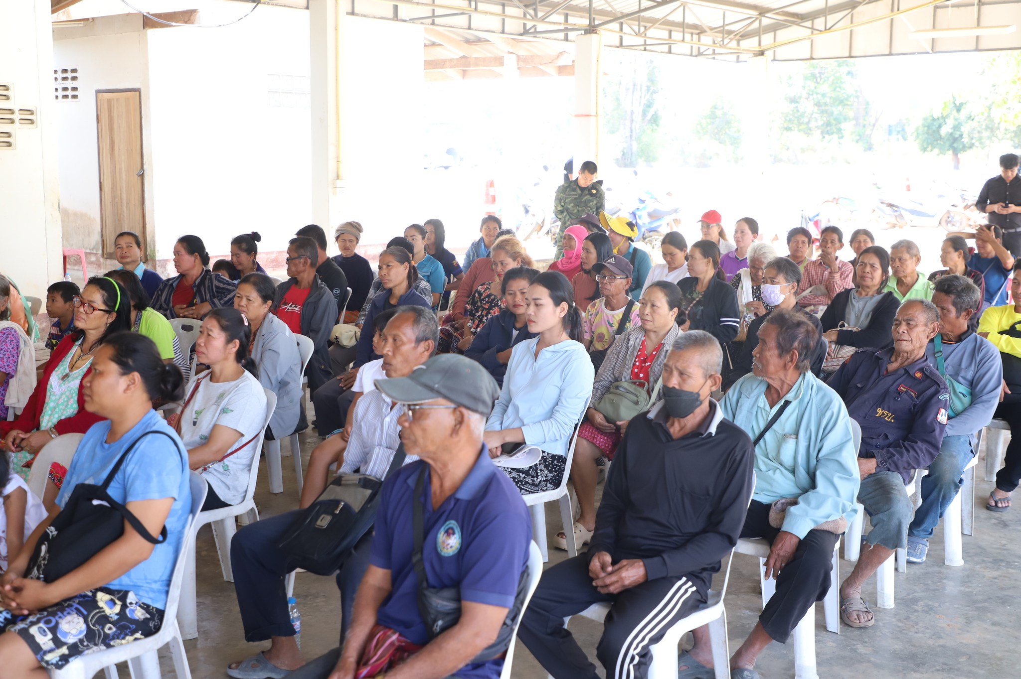 title - เลขาฯ ส.ป.ก. รุดให้กำลังใจพี่น้องเกษตรกรในเขตปฏิรูปที่ดินพื้นที่ชายแดนอุบลฯ ใกล้จุดสู้รบเพียง 7 กม.